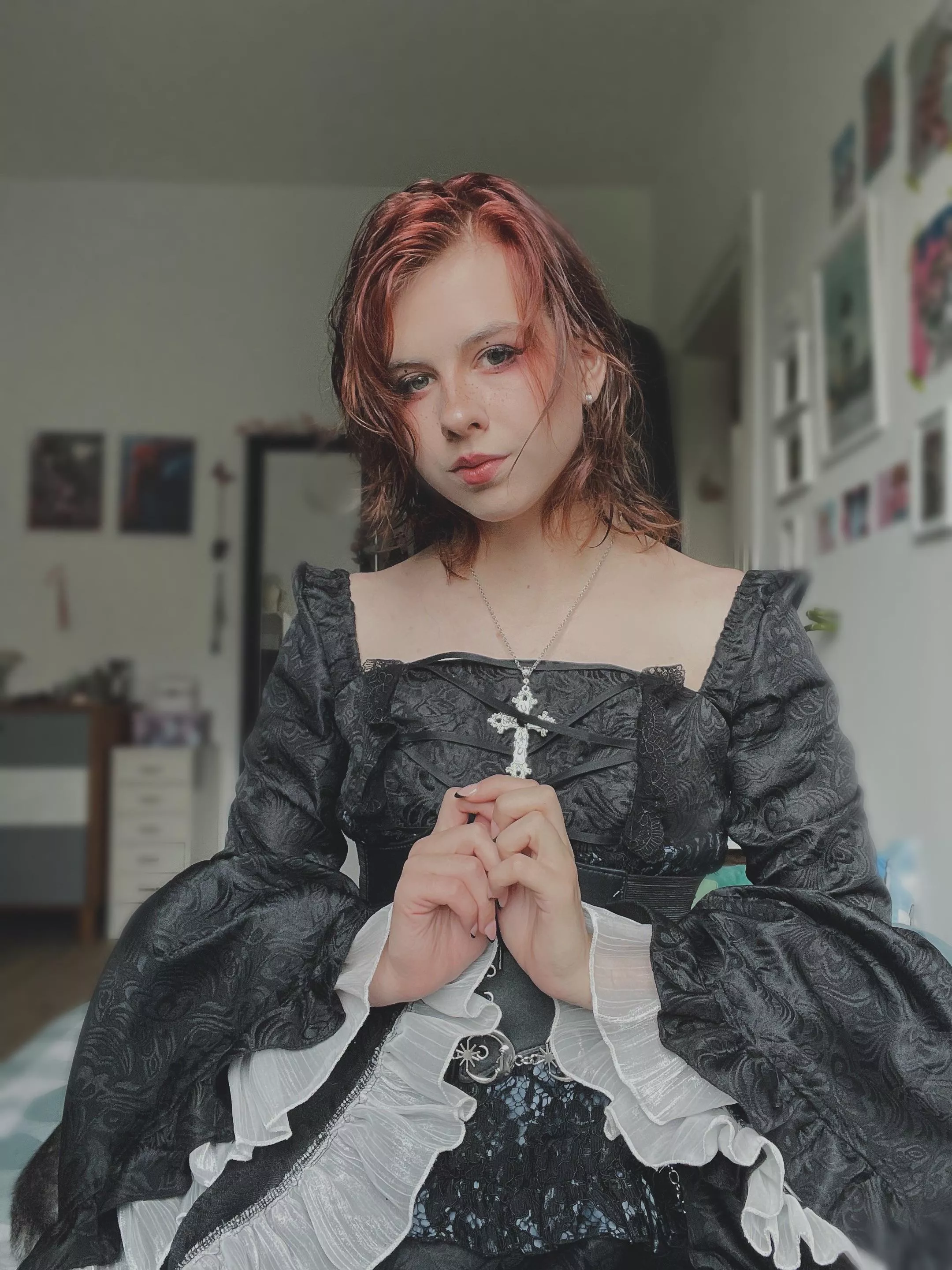 I really should wear more gothic stuff!