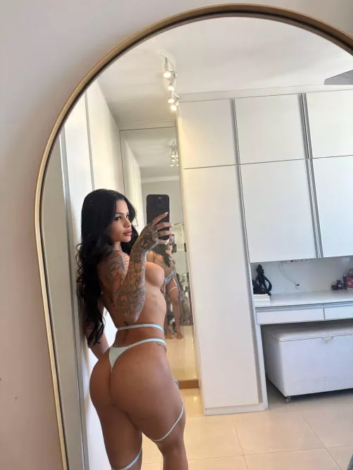 I’m 4’10.. smash or pass? (ps bonus pic if you guess whos on my tatt)