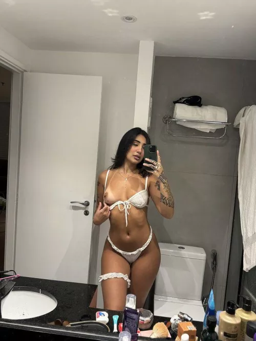 Latina 4’10, 100lbs. Built for cum.