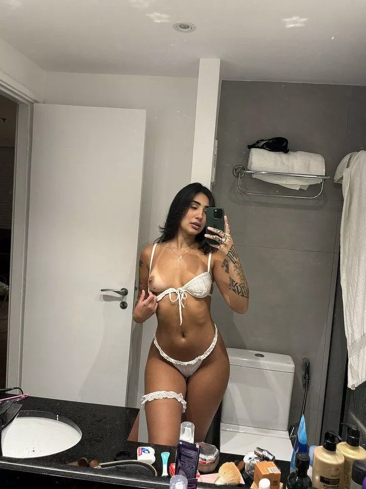 Latina 4’10, 100lbs. Built for cum.