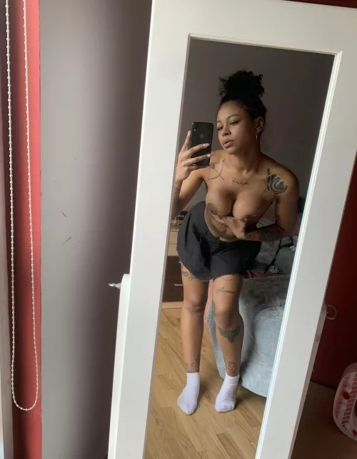 Making faces in front of the mirror is a woman's favorite pastime