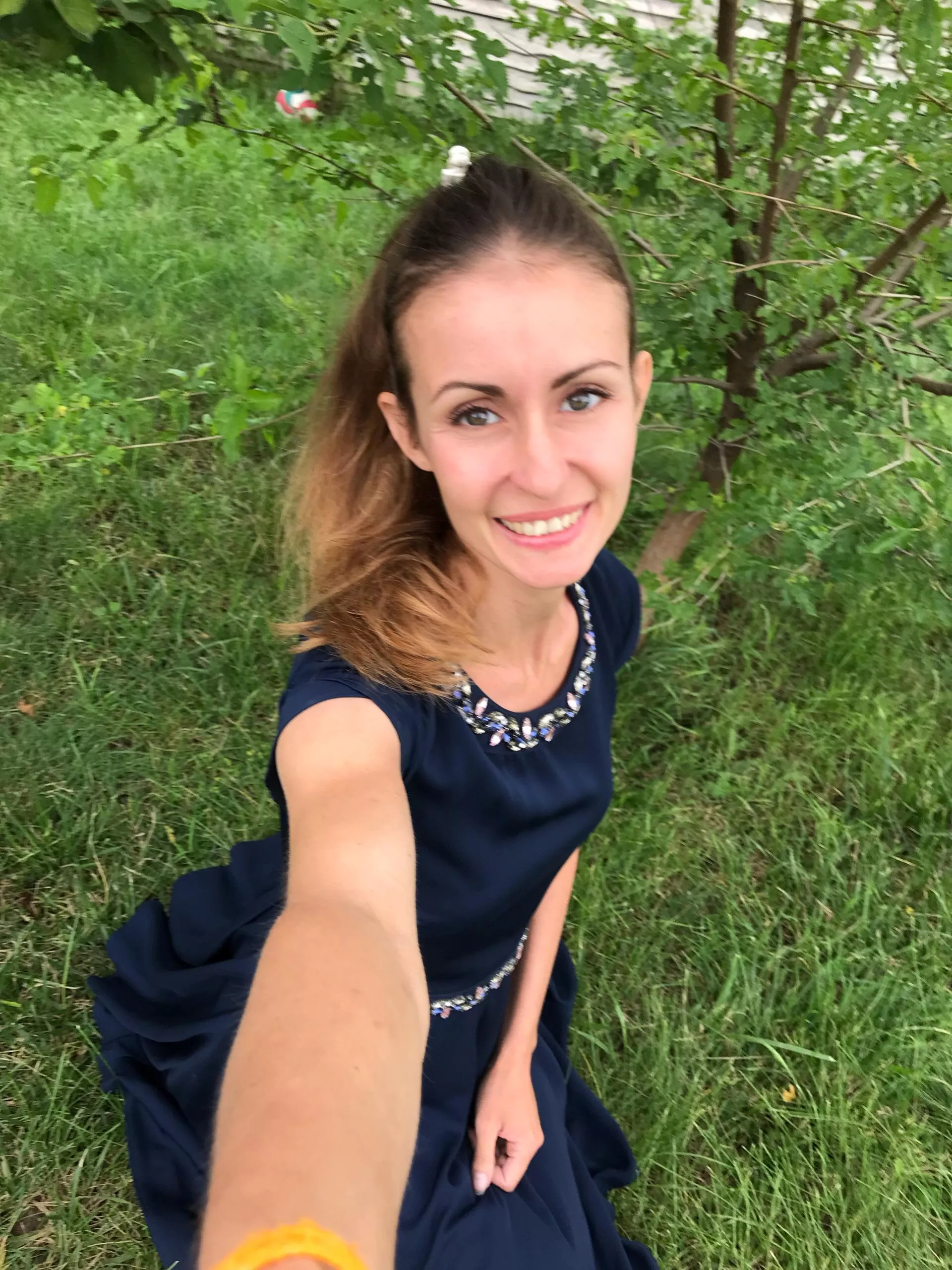 Sit down with me under the tree to talk, I will show you a wonderful world