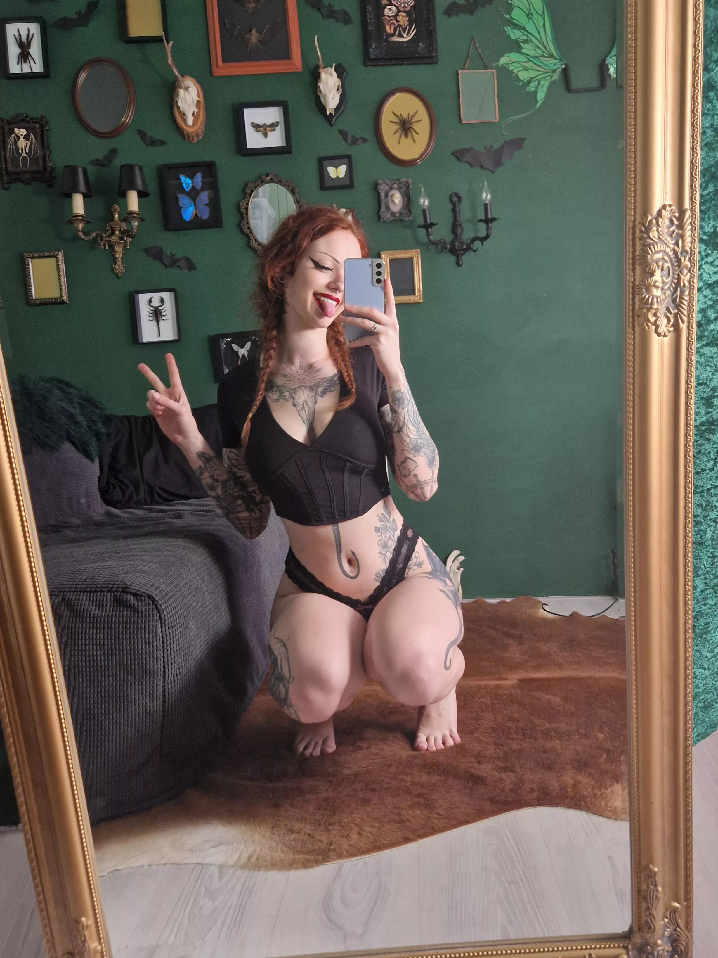 A little mirror selfie never hurt anyone... 🤳🤍