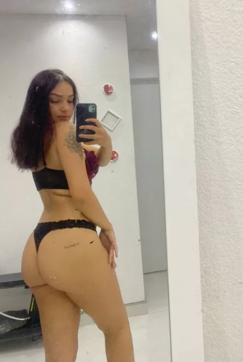 Booty that always want to be smash all day 