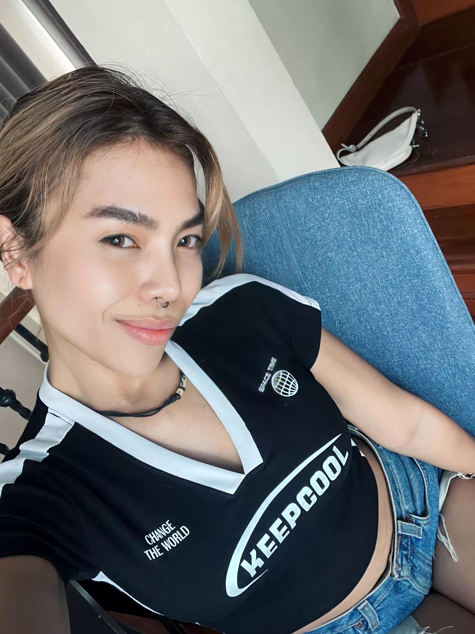 Can u resist the allure of my gaze? 😍