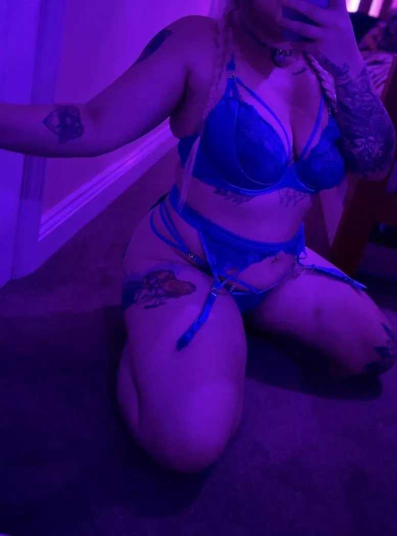 Cutie in blue hoping her boyfriend doesn’t find out