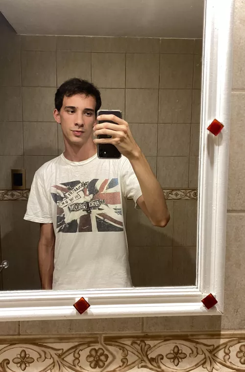 How do we feel about skinny guys? 🥲