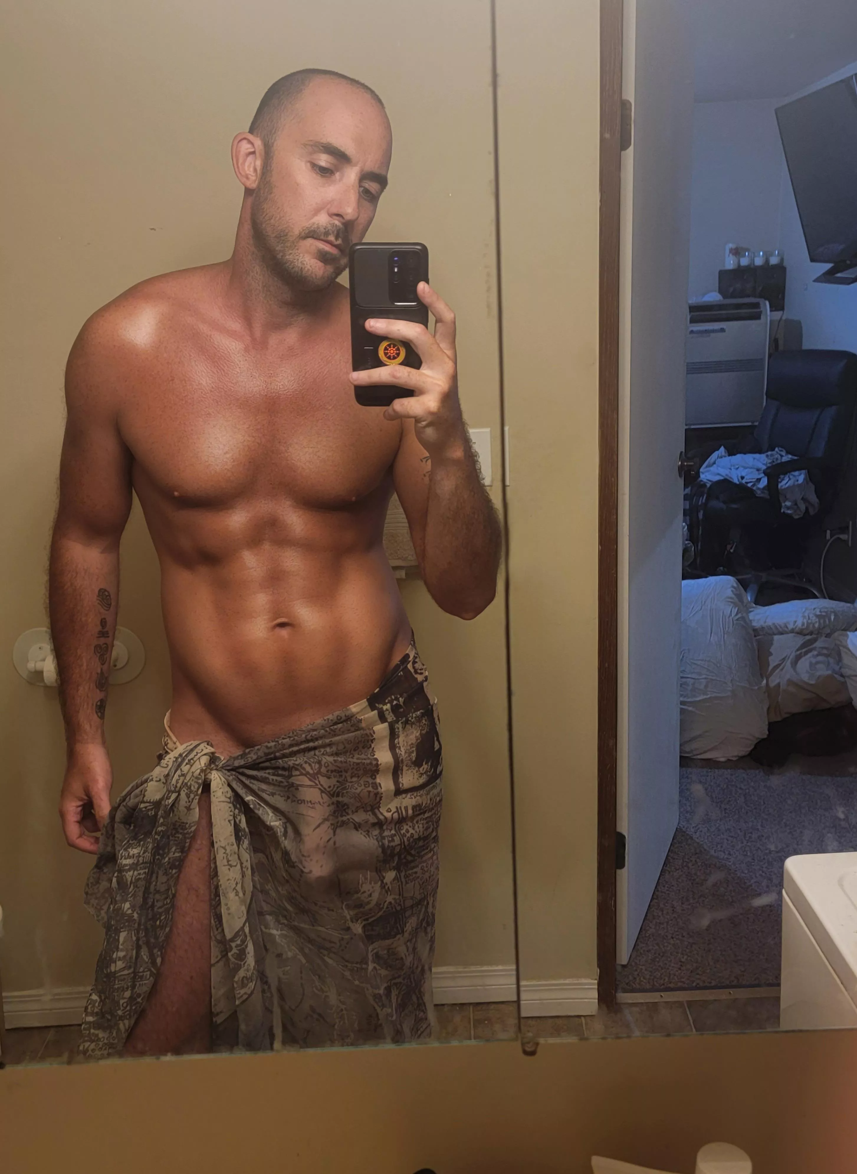 I get alot of looks when I go outside with my sarong 😜 (M)I get alot of looks when I go outside with my sarong 😜 (M)