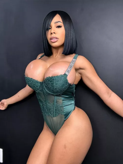 I like this outfit on her. Very elegant but still sexy.