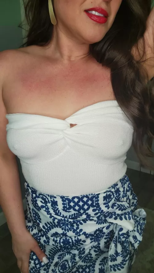 I think being braless adds to the whole look, don't you? 