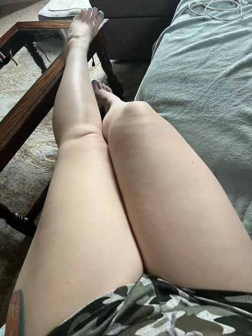 My cute feet need attention 😈🤤