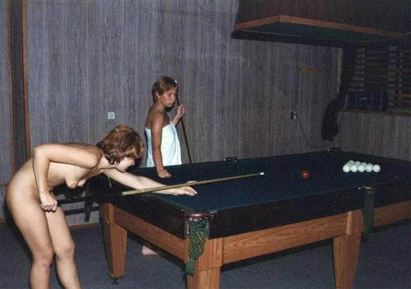 Playing Russian pyramid