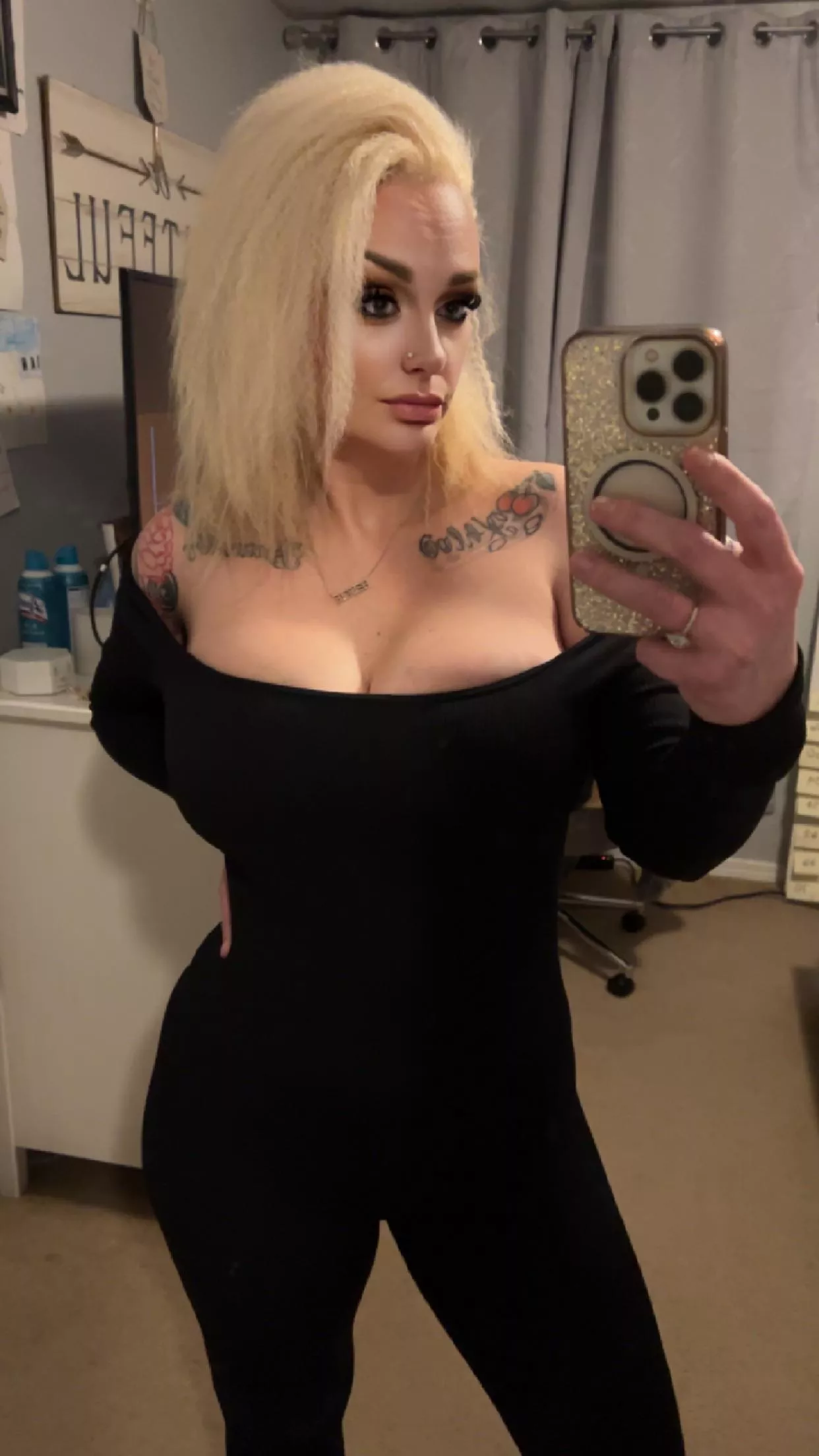 Saturday night vibe 🍒