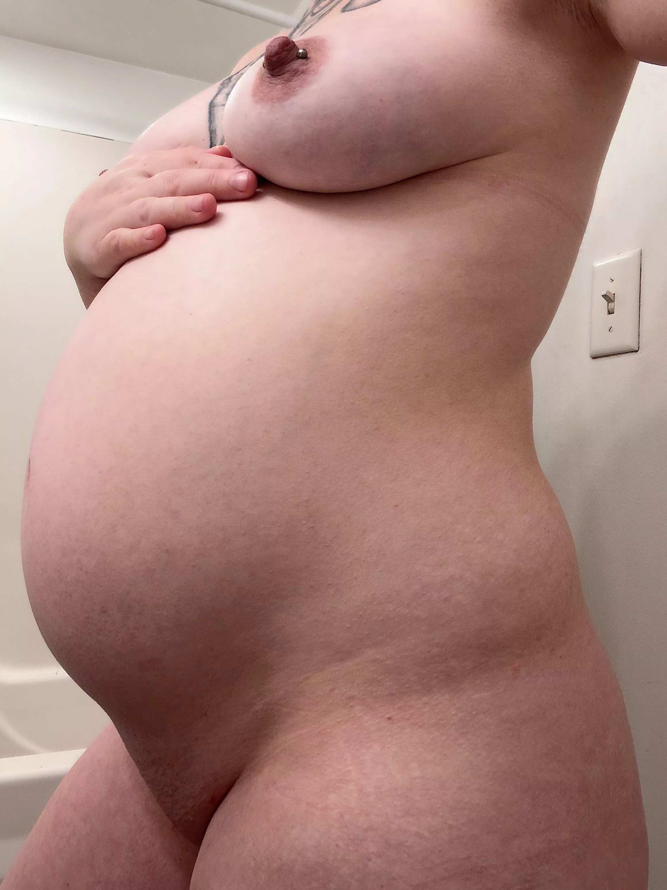 Wish I had someone to fill my pregnant pussy up