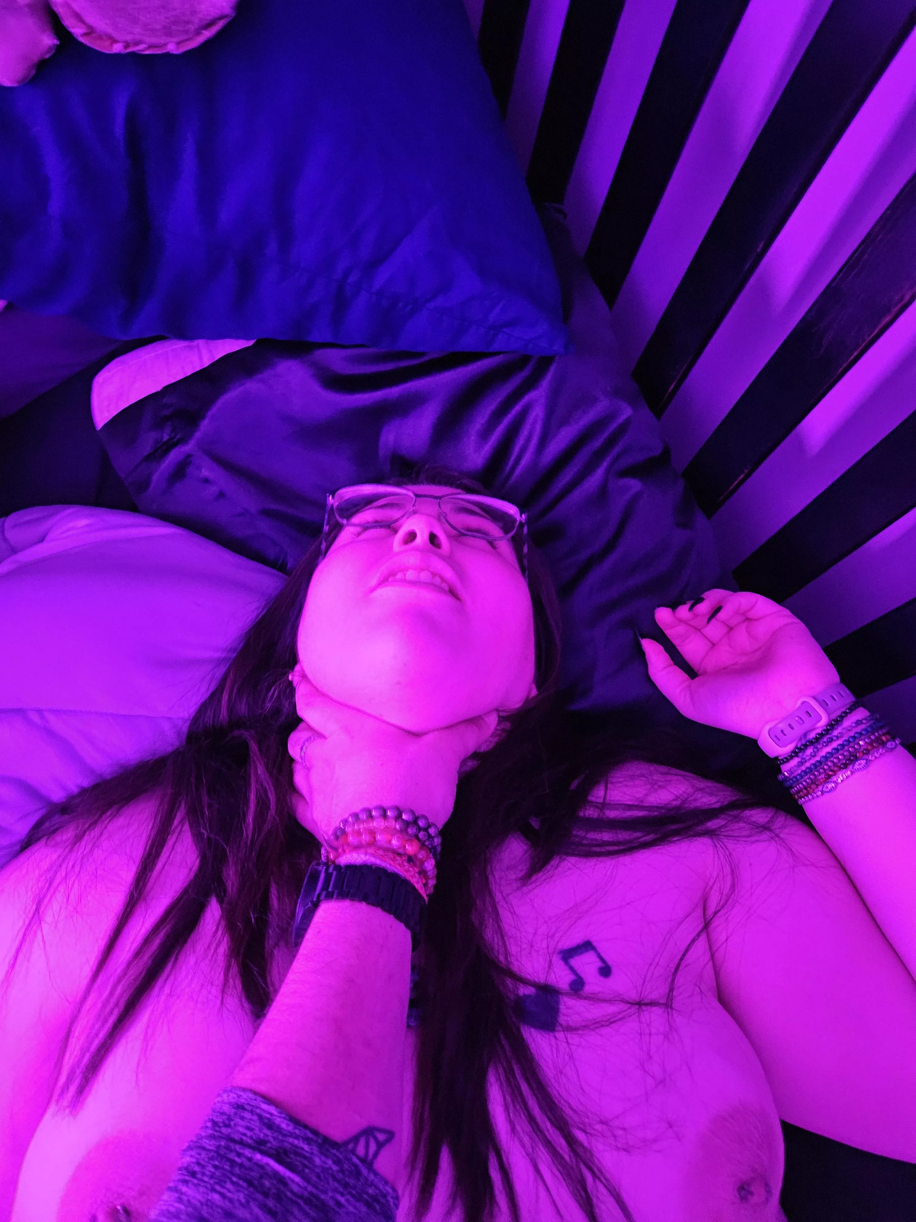 Your hand makes the perfect necklace 😍💖