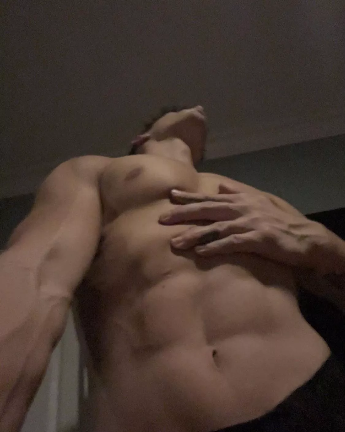 23 hung and fit. Looking for muscle bros! Snap: daytine