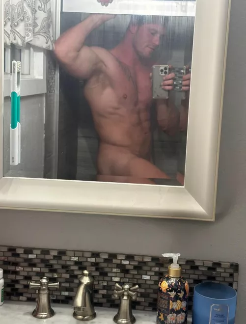 Big arms, big lats and a good chest make for a sexy armpit 🔥