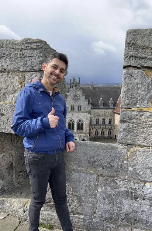 Do we like this photo of me at a castle? 🙈