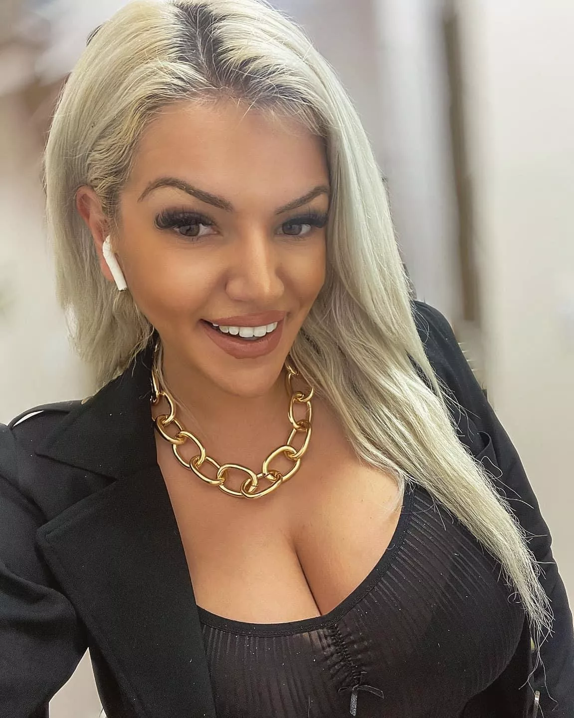 Gorgeous blonde bimbo