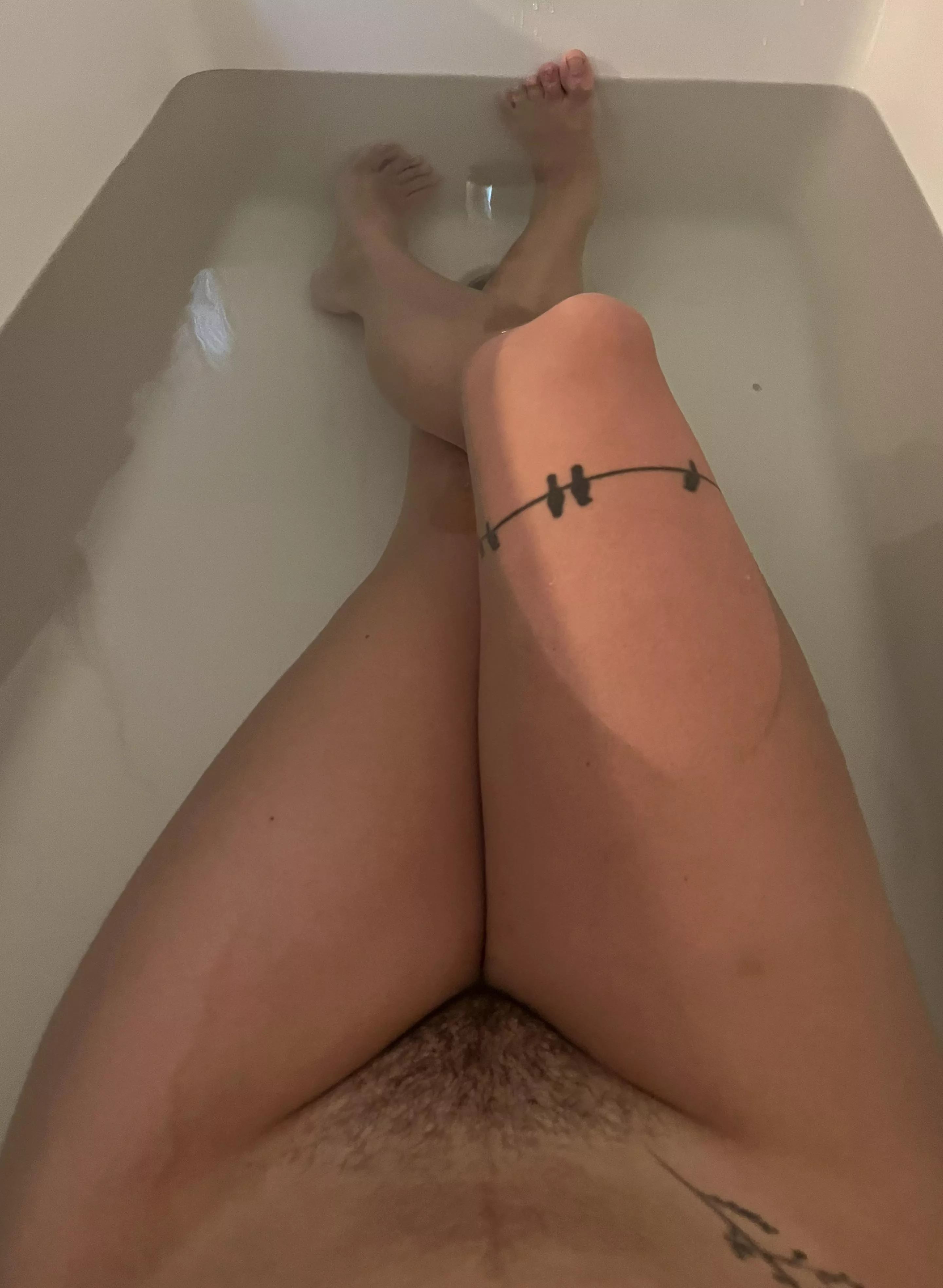 Hairy pussy in the bath