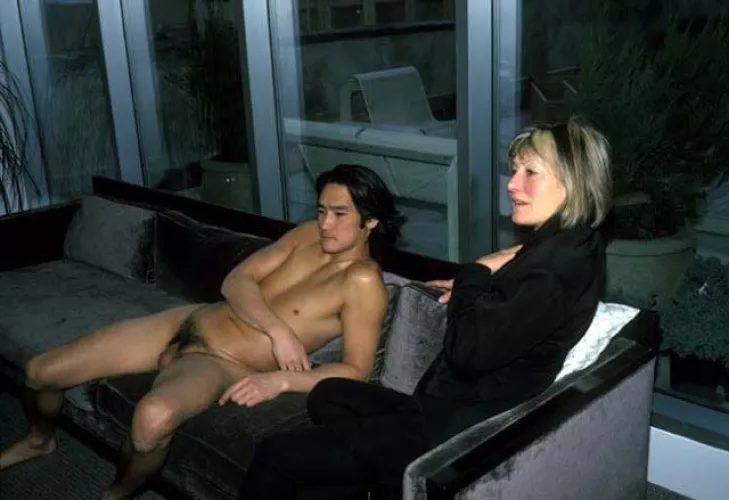 He loved being naked around women.. lucky for him his mother in law didn't mind at all 🙈