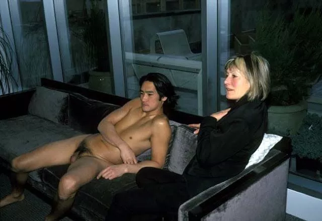 He loved being naked around women.. lucky for him his mother in law didn't mind at all 🙈