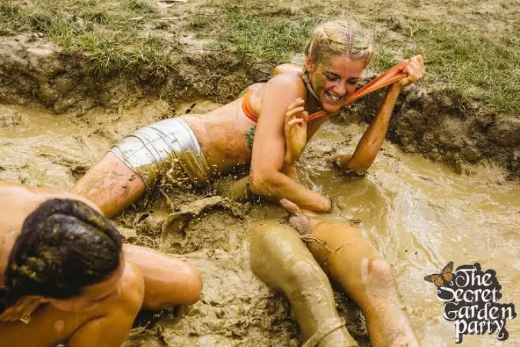 He wanted to get them naked. got much more than he bargained for when the crowd cheered as his small Willy flopped around 🙈