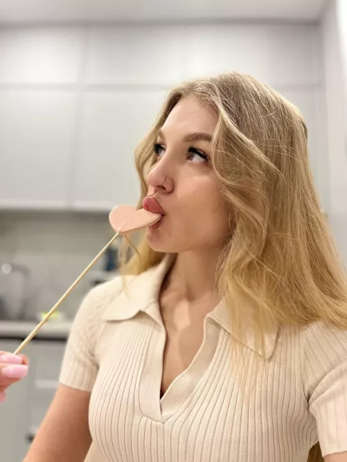 i love when you play with my blonde hair