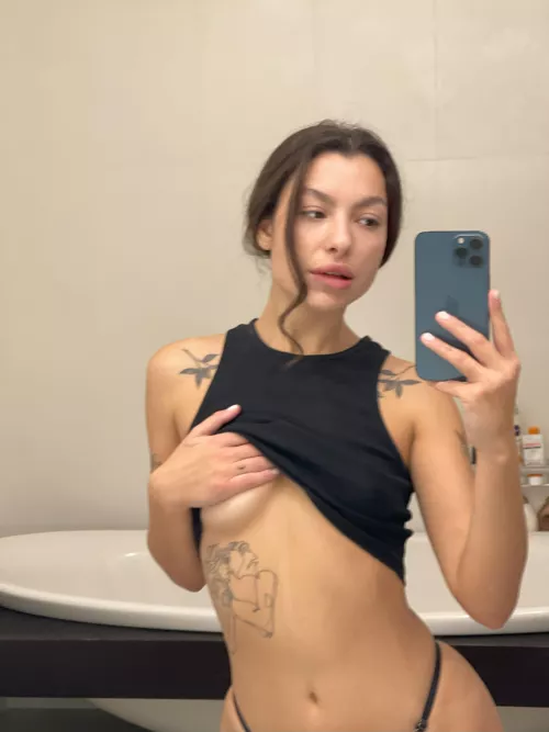 Just wanna show You some ribs and my petite body