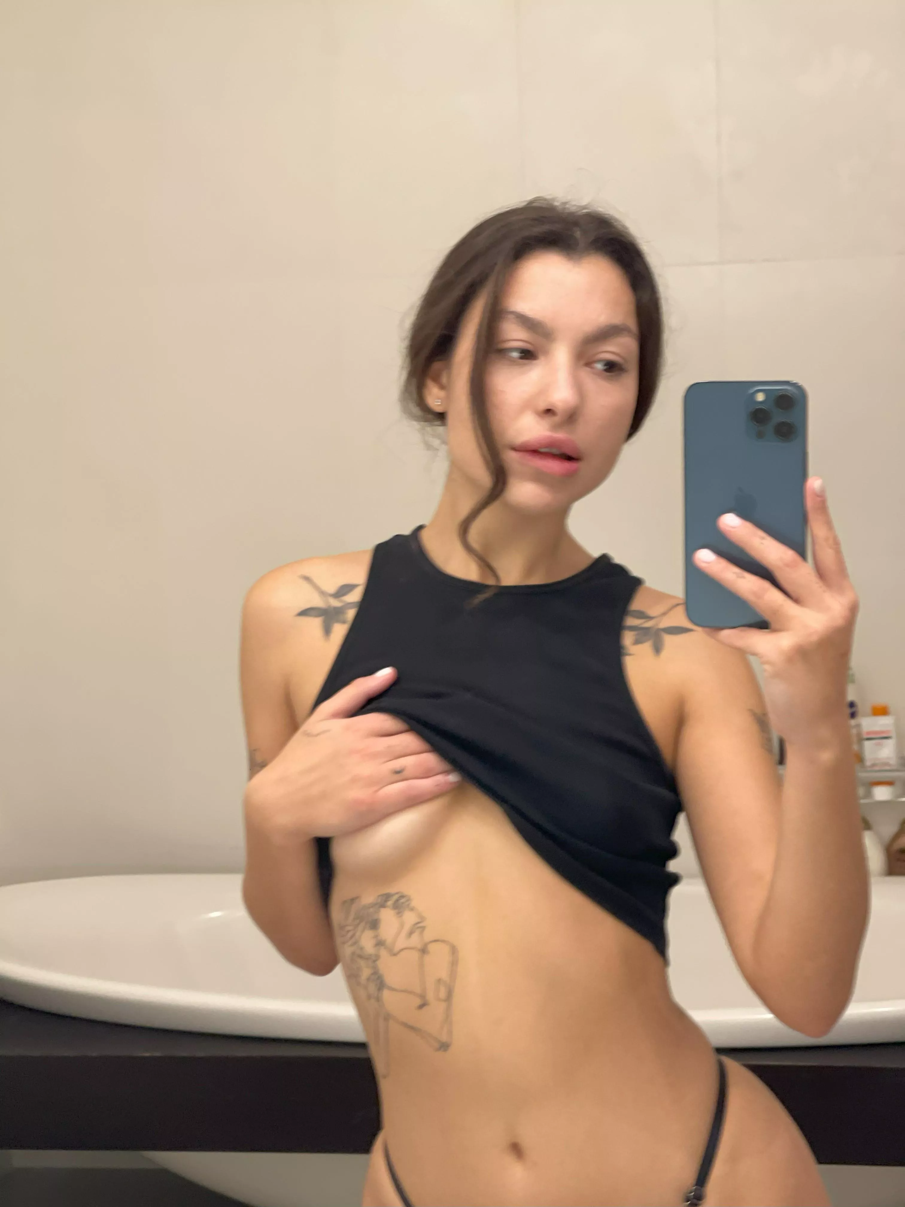 Just wanna show You some ribs and my petite body