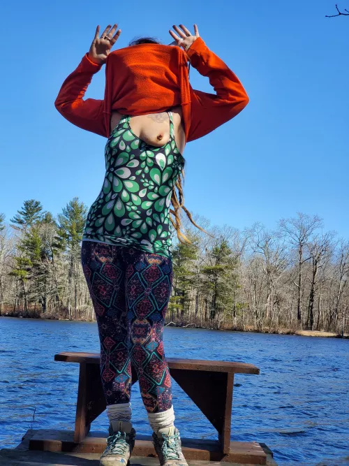 Leftie wanted out on our hike🥾⛰️🏞