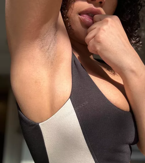 My sexy pits always get your attention...💦