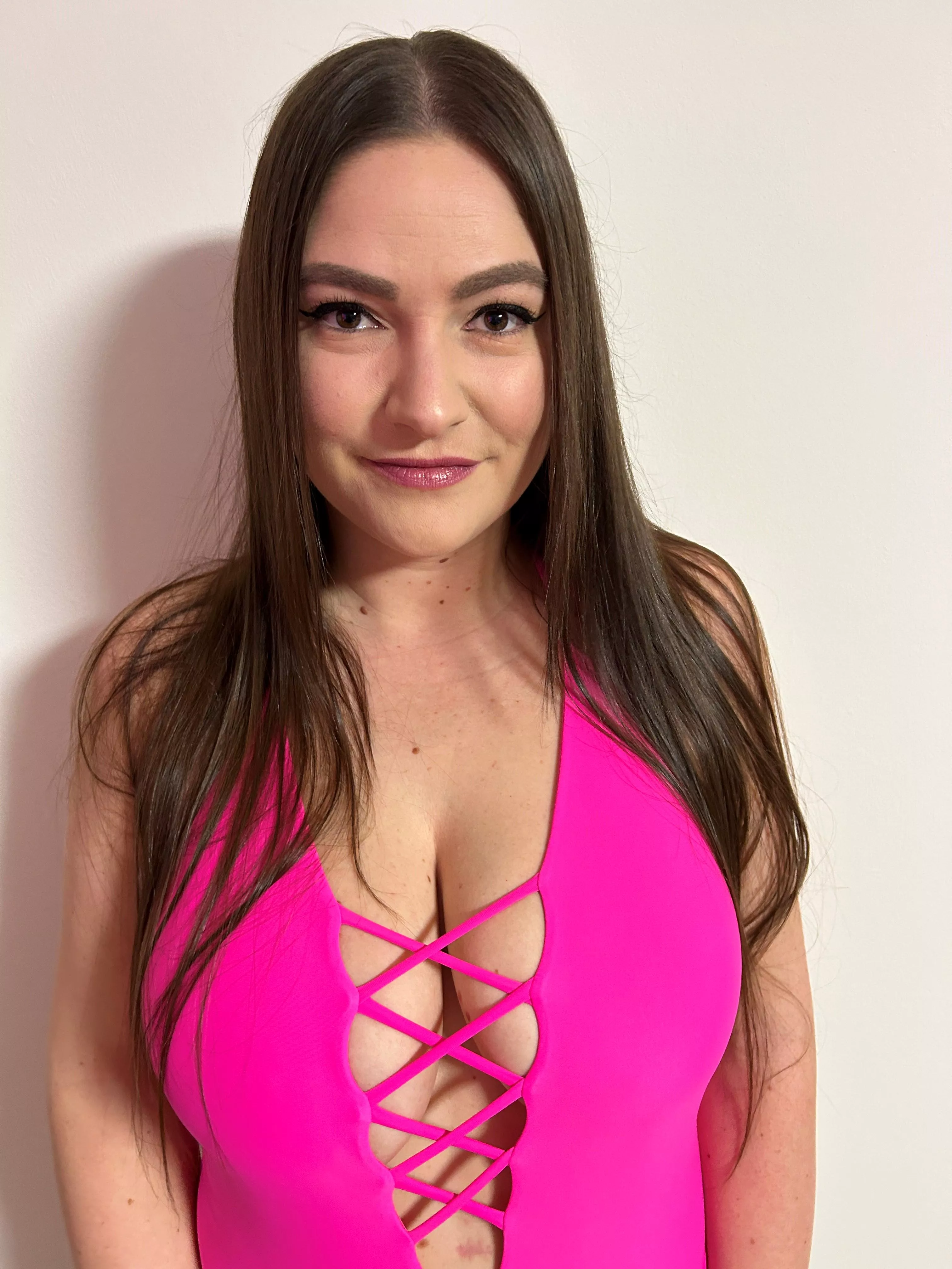 Nice bikini cleavage - imagine at the beach :-)