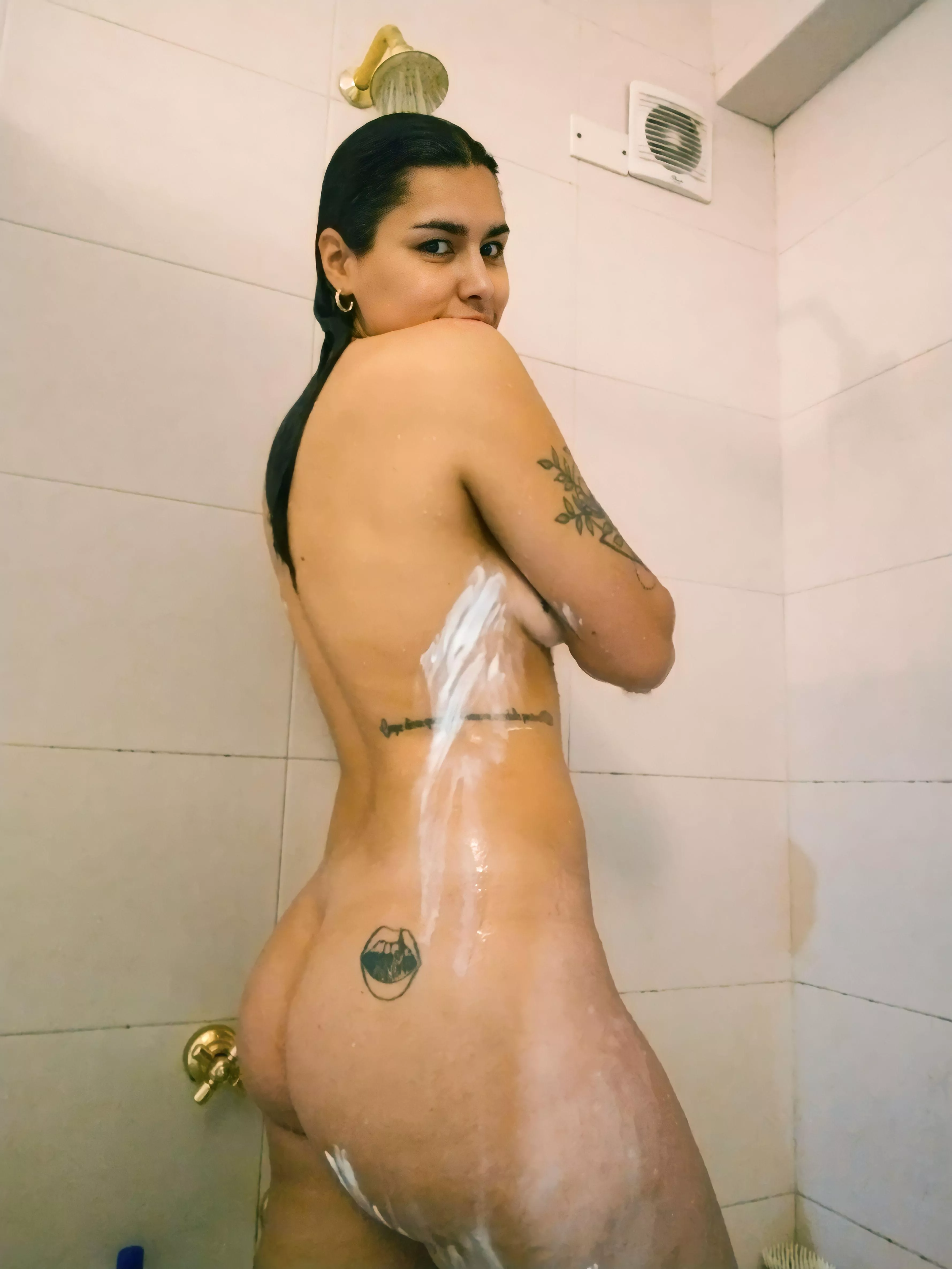 Tell me if you like this photo. Would you pass me the soap yes or no?