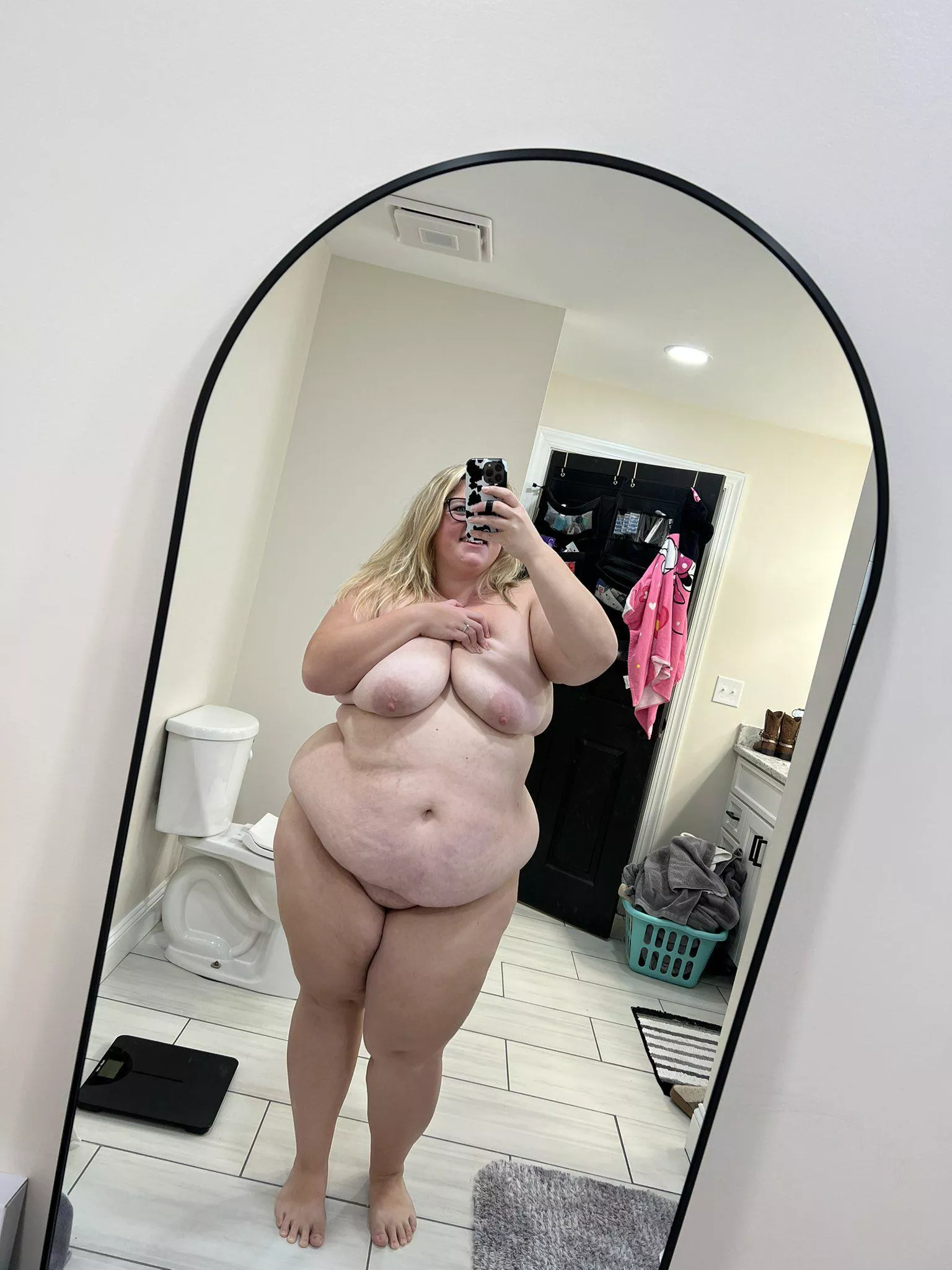 Who’s going to let me squirt on them like this? 😈💦