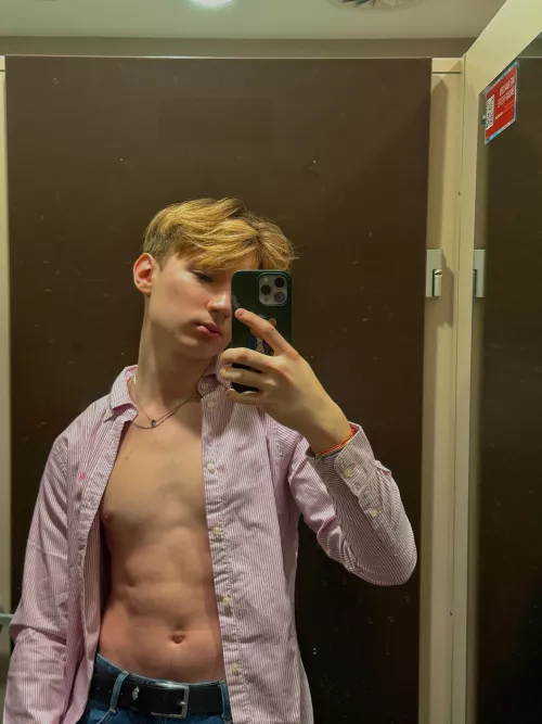 (21) got a new shirt today, but I guess it’s better without it haha