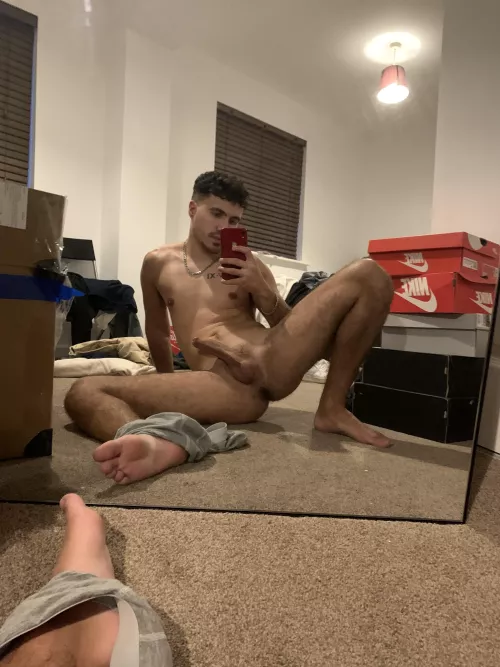 24 - looking for slim smooth bottoms to make me cum - jay-jasey