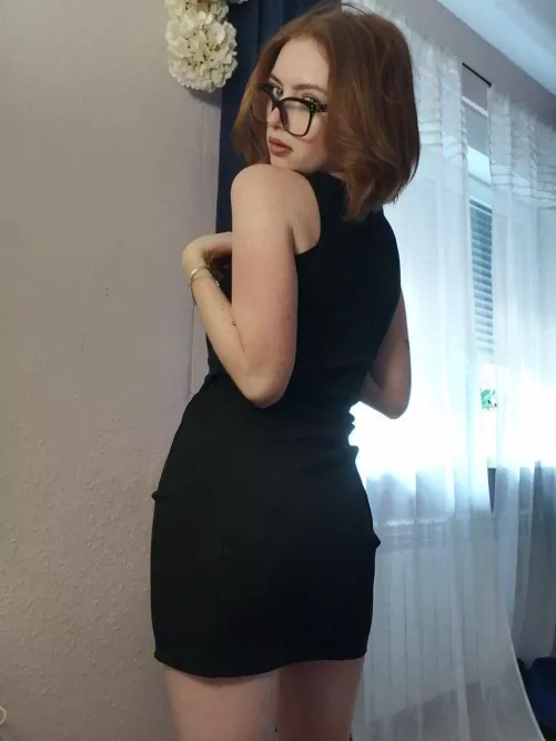 A brunette in her natural state