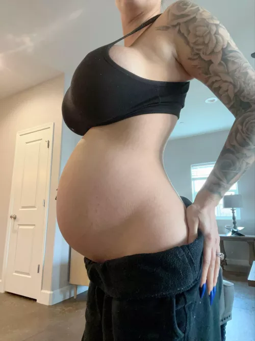 Am I still hot pregnant 😘