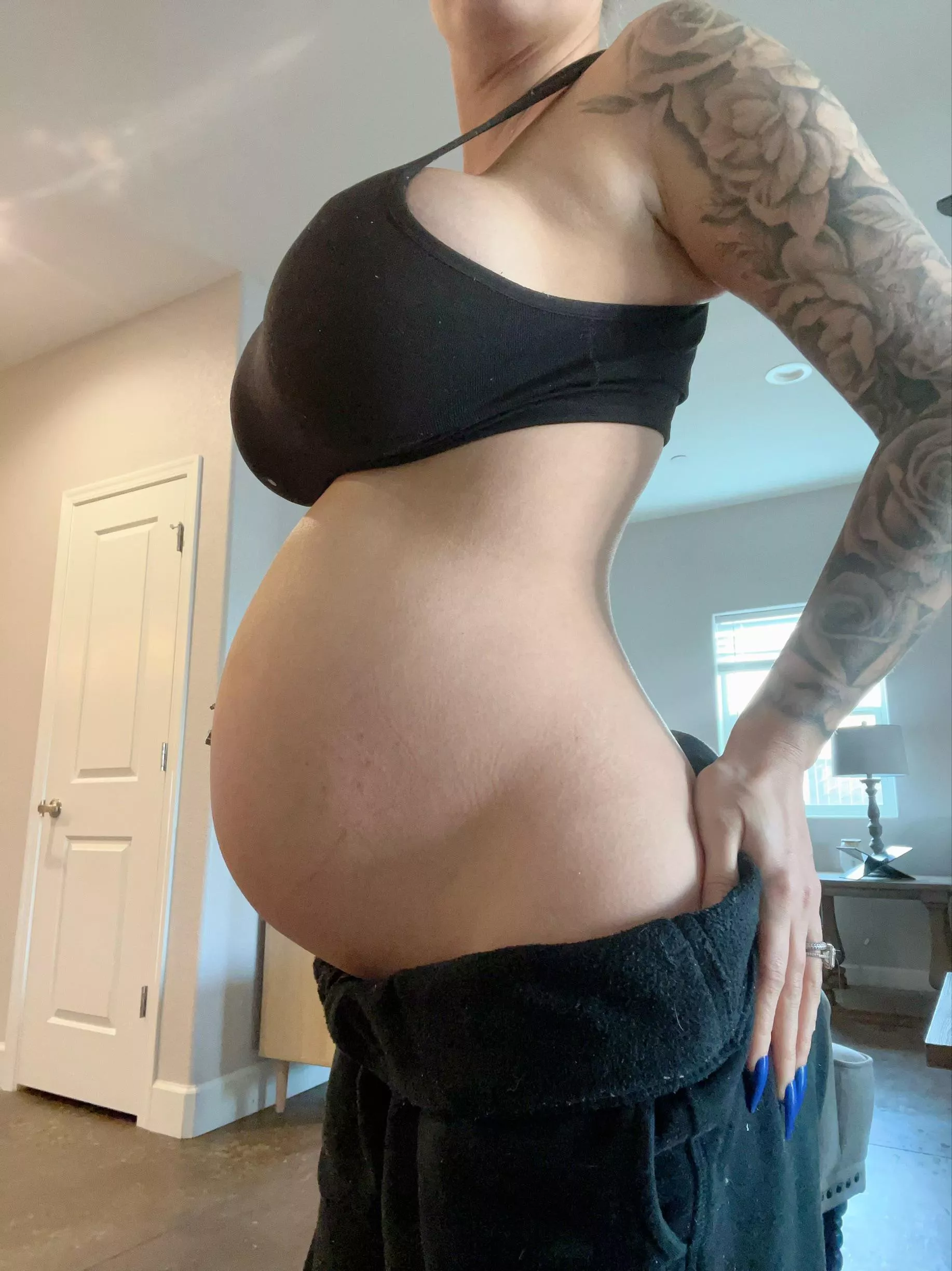 Am I still hot pregnant 😘