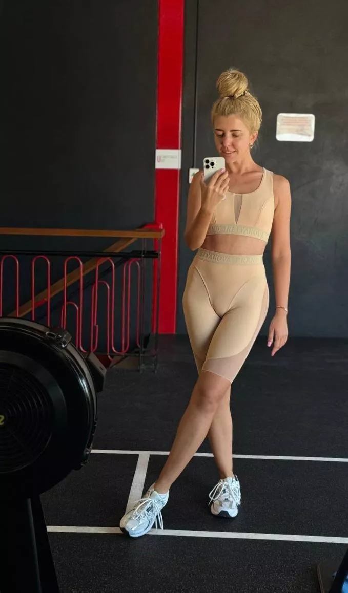 [F] I m that girl who shows off to all the guys in her leggings