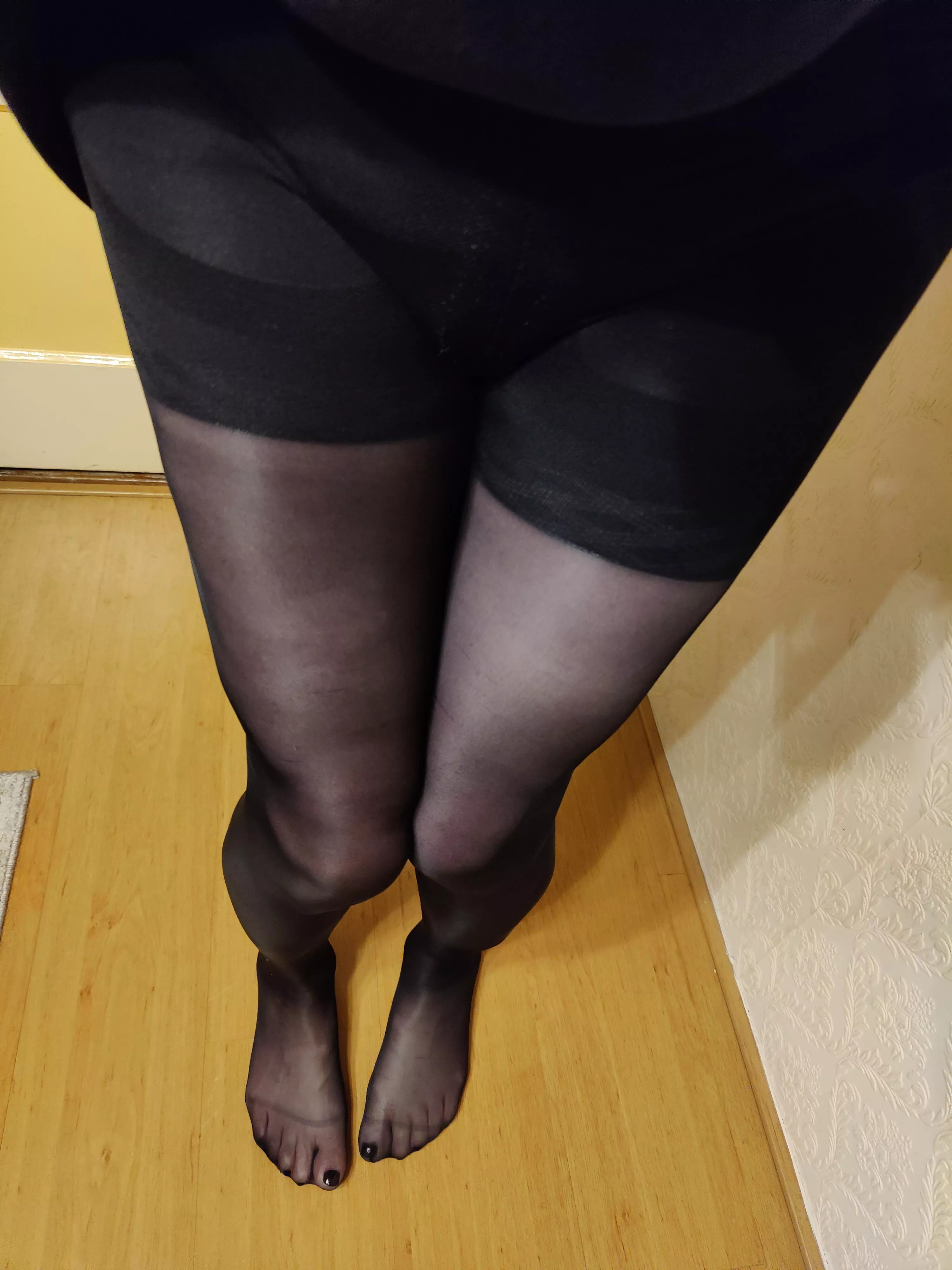 Fresh Pedi and nylons....feeling lovely 😍😍