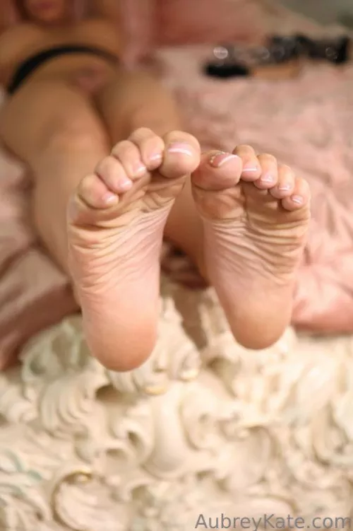 I wonder if you can cover my feet with your cum