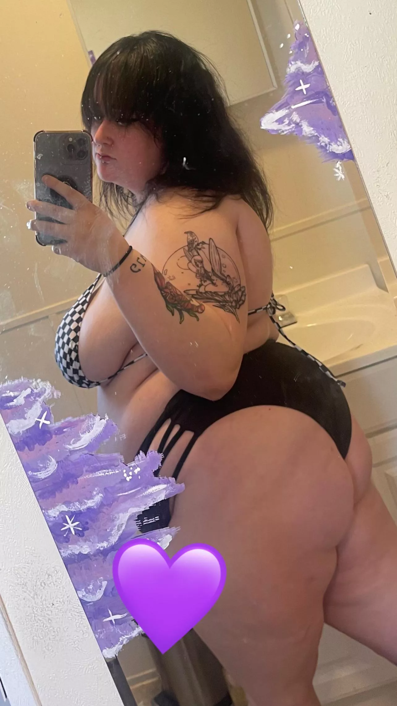 its too hot to wear clothes today😩