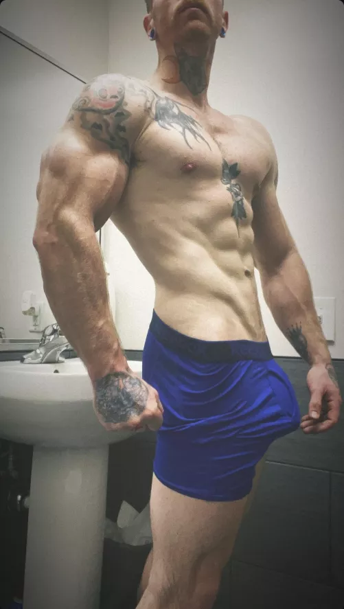 Make sure daddy’s bod is taken care of 😎💪🏼