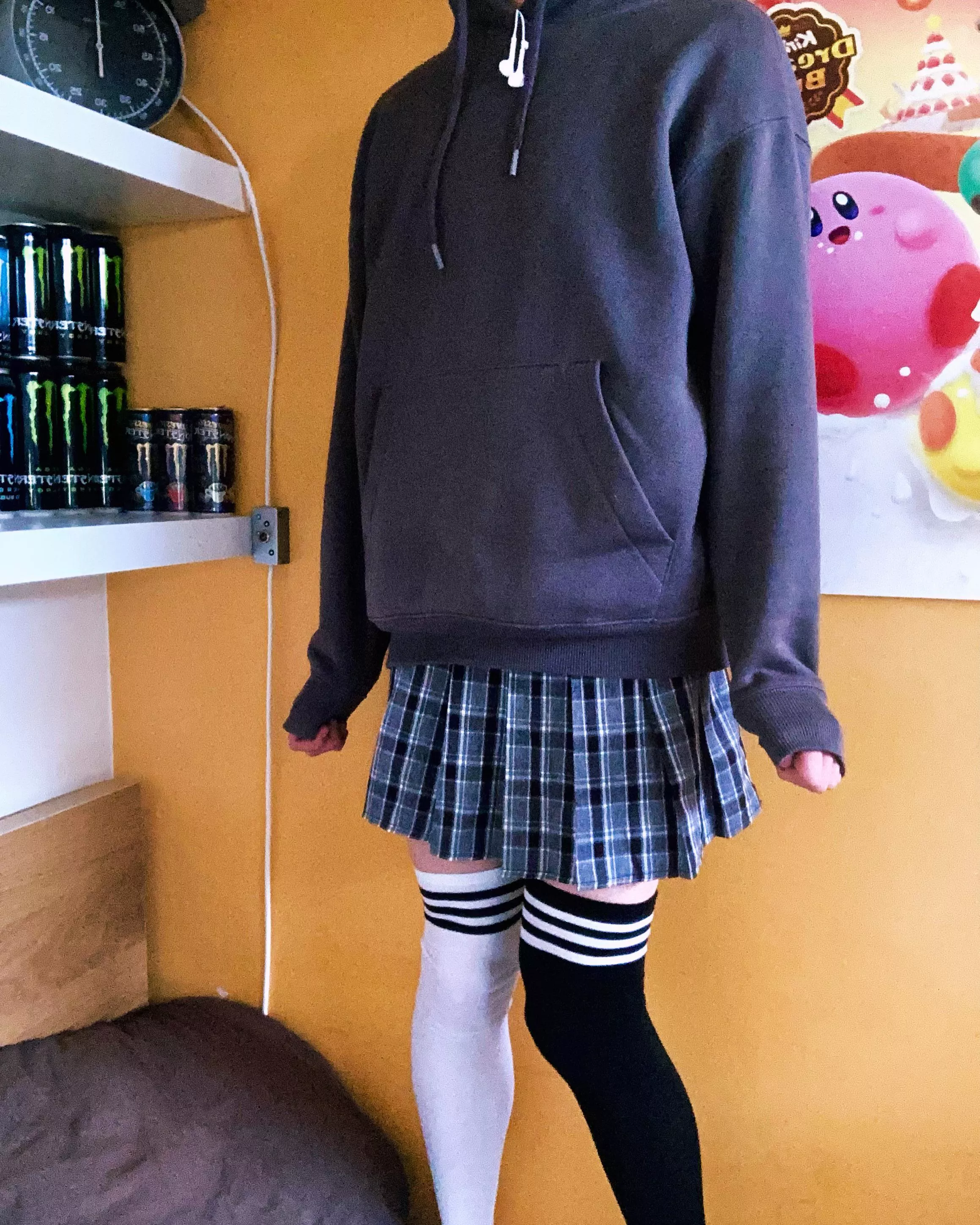 Me patiently waiting for a silly boi to arrive ;3