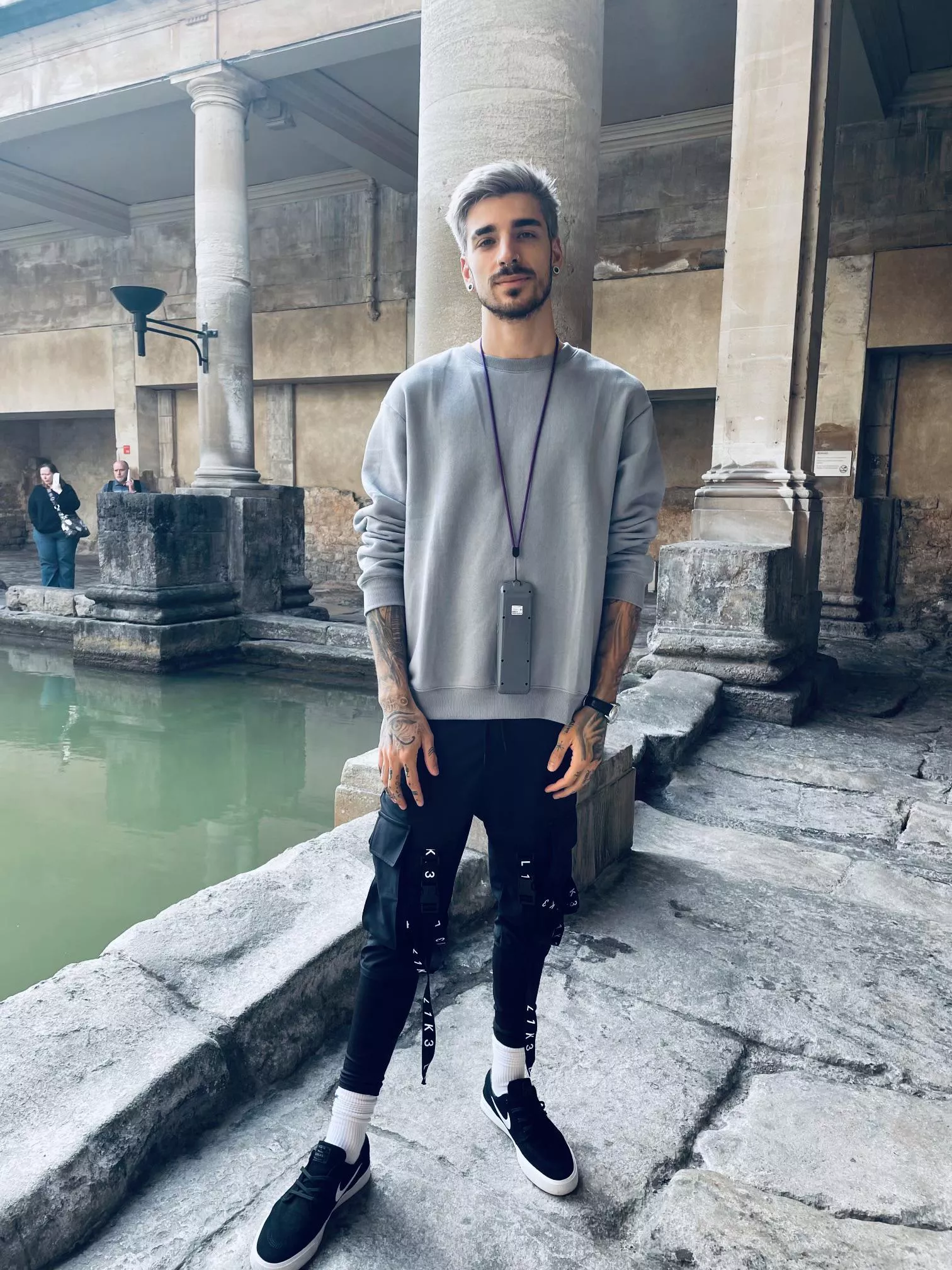 Need some warzone buddies 👉🏻👈🏻 🥺