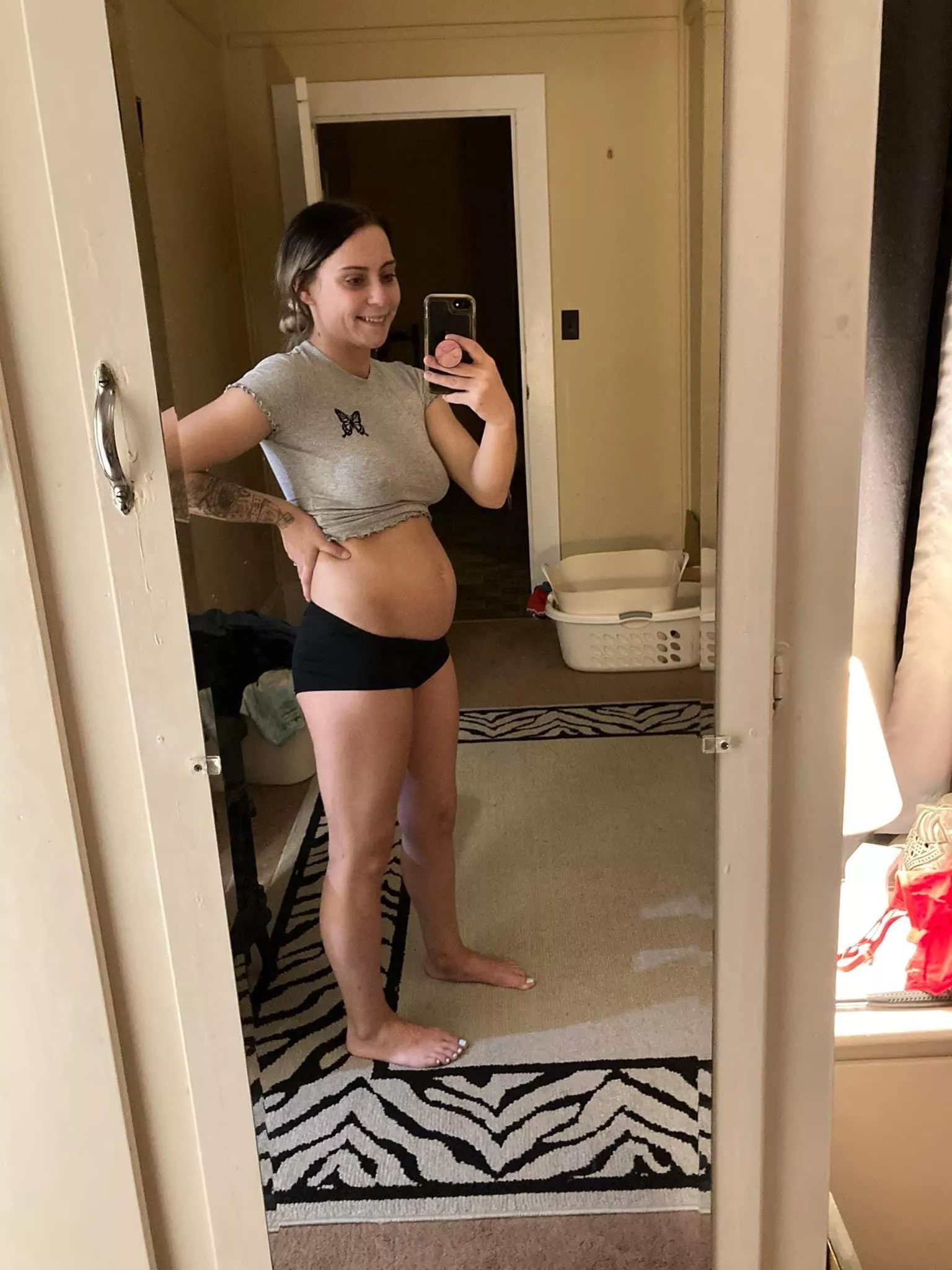 One of my early pregnancy pics before my boobs grew so big 🤰🏼