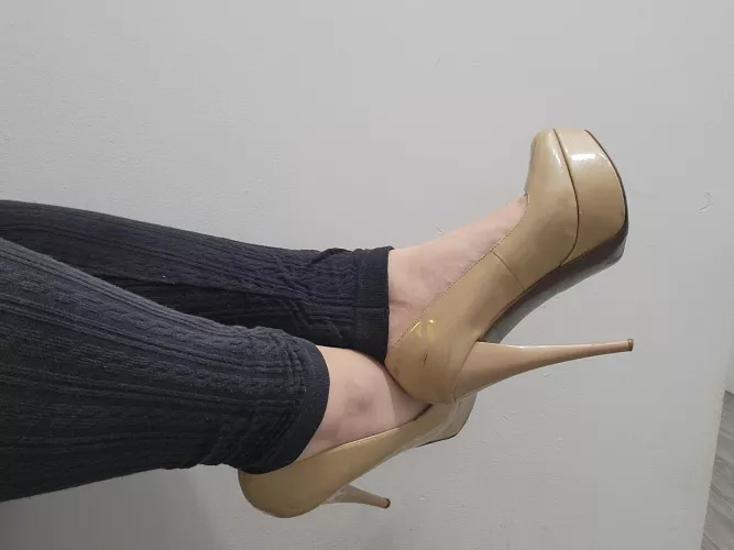 Super comfy but a little old and dirty 💋