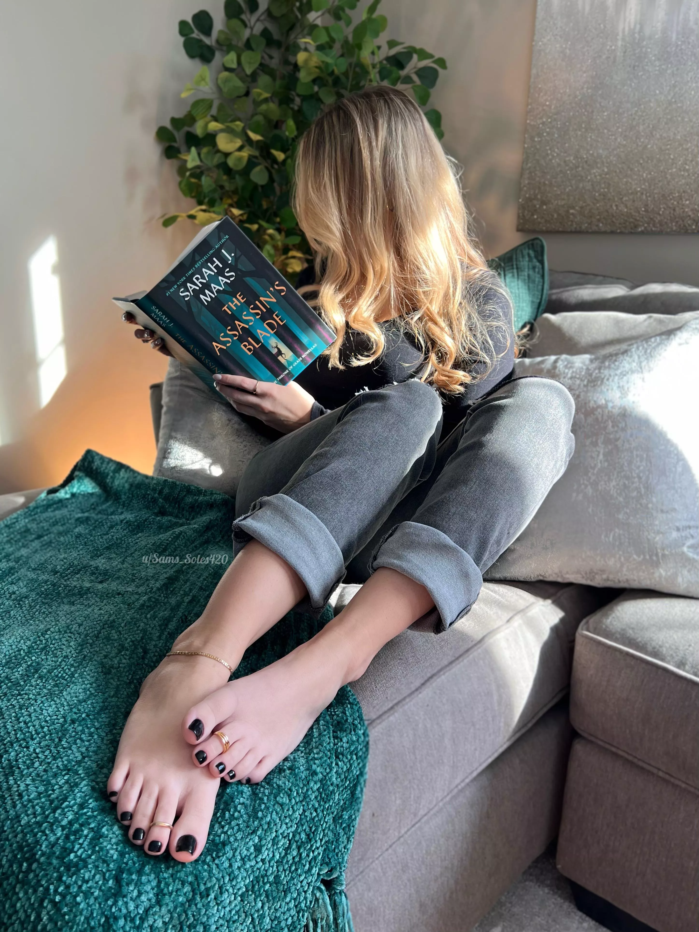 The only thing that would make this better is a foot guy at my feet while I read😉📚